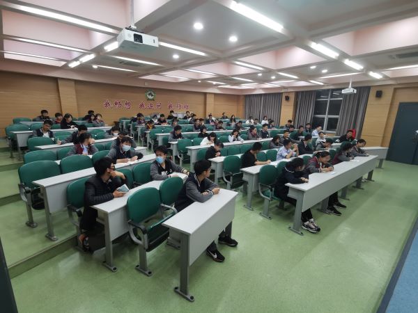 学生交流.jpg