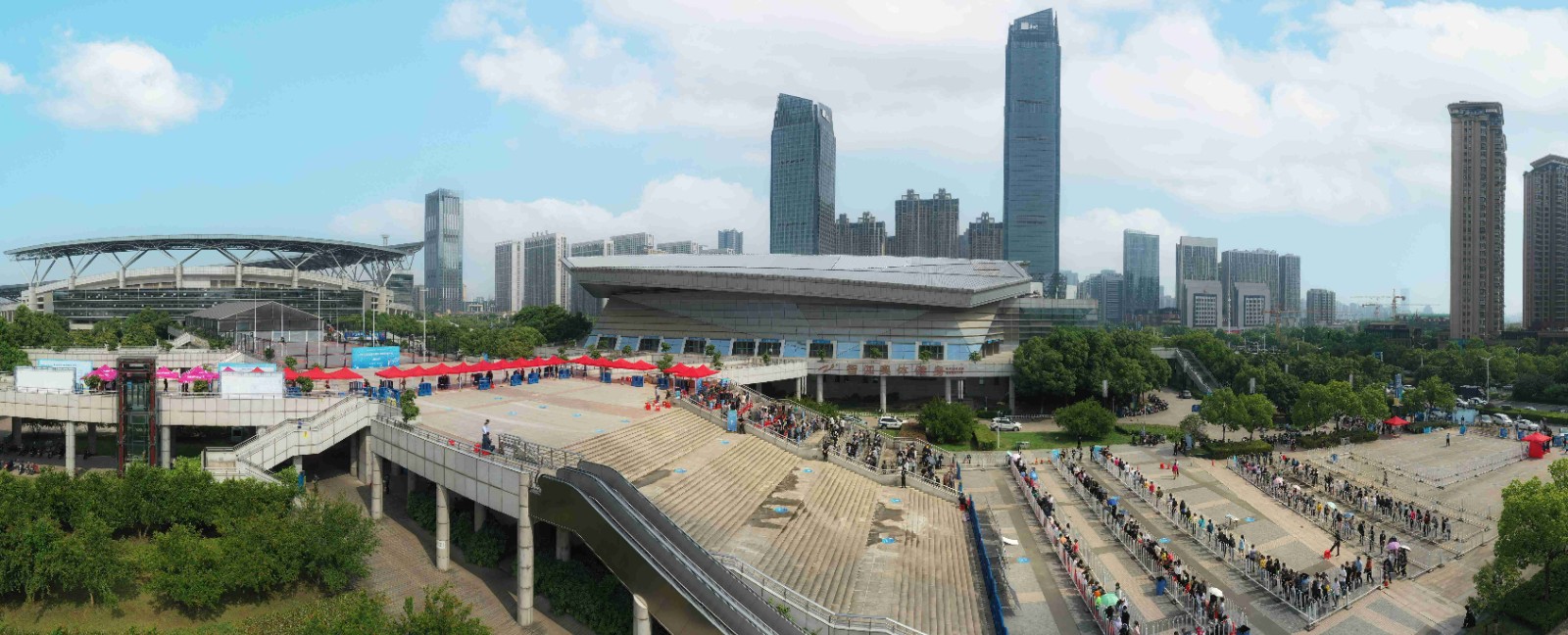 《方舱式疫苗接种点》合肥市奥体中心方舱式新冠疫苗接种点，数十万居民前来接种新冠疫苗，万众一心，与病毒赛跑，誓夺抗击新冠病毒的胜利。程李睿然摄(1).jpg