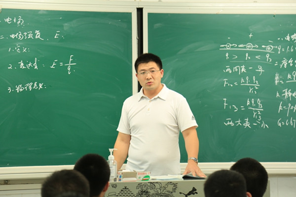 殷明伟_副本.jpg