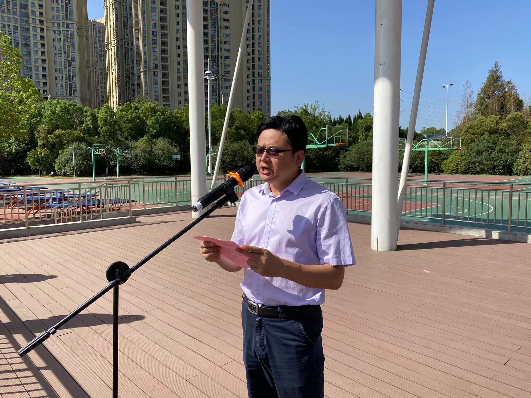 7副校长余俊进行疏散演练讲话.jpg