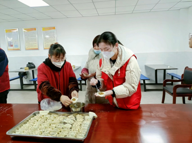 社区服务包饺子.png