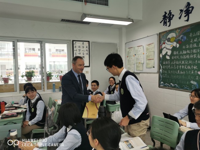 杨凯帆赠送礼物.jpg