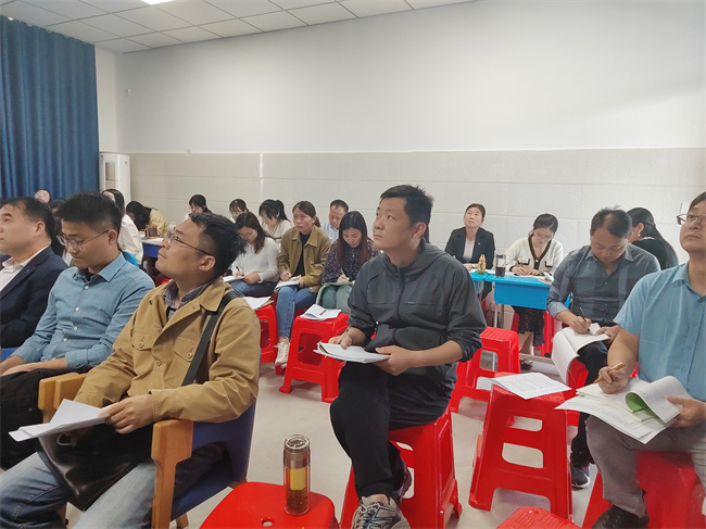 铭传杨旭东校长在听课.jpg