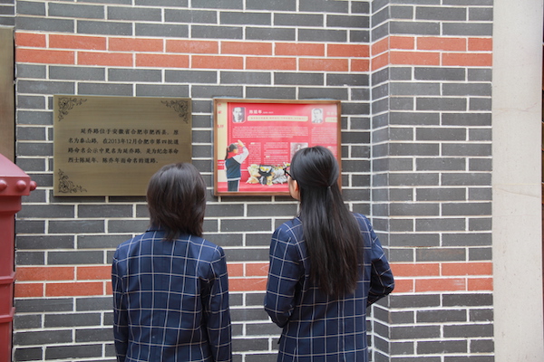 两个女生.jpg